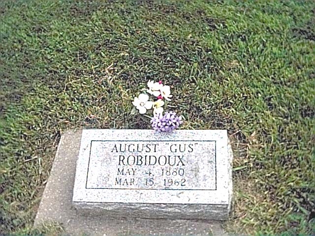 Augustine Gus Robidoux (9D2a1a1e8) son of Mitchel Roubidoux (8D2a1a1e) and Jennie Rouleau. Mitchel was the grandson of of Joseph Robidoux, founder of St Joes through his son Joseph E (7D2a1a1)/
Augustine Gus Robidoux (9D2a1a1e8) fils de Mitchel Roubidoux