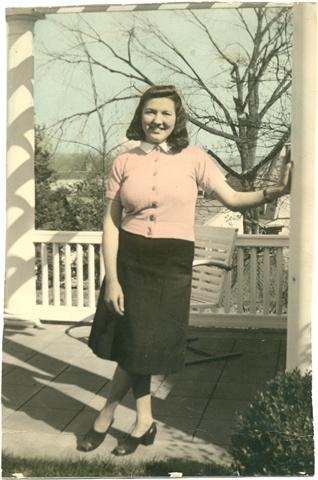 Sybil Robideau (11D2h1a4a2c1), daughter of Bert Robideau and Agnes Hodgedon, seventh generation descendant of Antoine Noel Robidoux. Photo taken when she was 18yrs old in 1939 or 1940. Sybil married Fred Barnett in Arizona.

Photo courtesy of cousin Bet